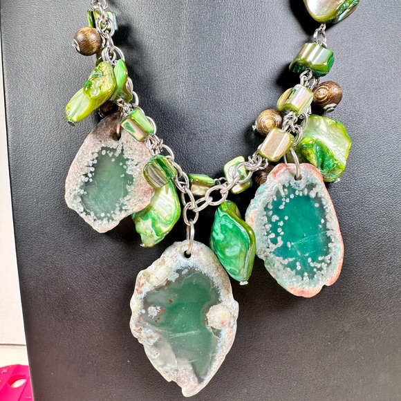 Green shell & stone statement necklace - Picture 3 of 5